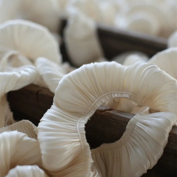 Stuha z dvouvrstvého skládaného volánku 5 cm délka 91 cm Viskóza nylon dekorativní volánková páska Ozdobný lem na šití a tvoření béžova