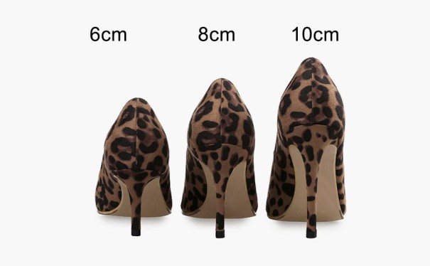 Suède luipaardpumps voor dames