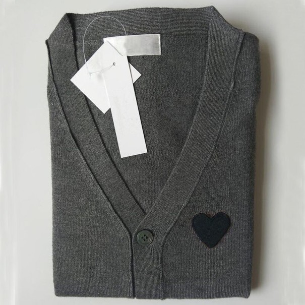 Suéter de hombre con botones de corazón gris oscuro L