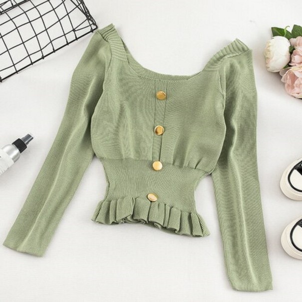 Suéter de mujer con botones y volantes. verde claro
