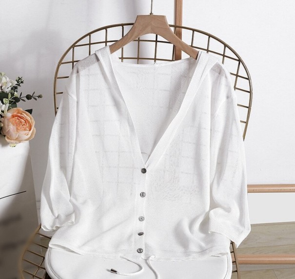 Suéter de mujer con capucha y botones. blanco