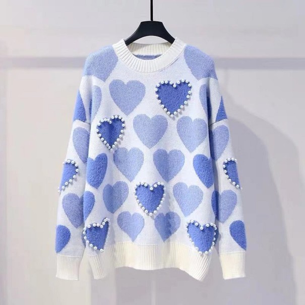 Suéter de mujer con corazones y perlas. azul