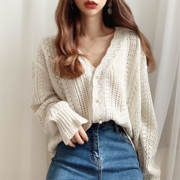 Suéter de punto suelto para mujer con botones. blanco