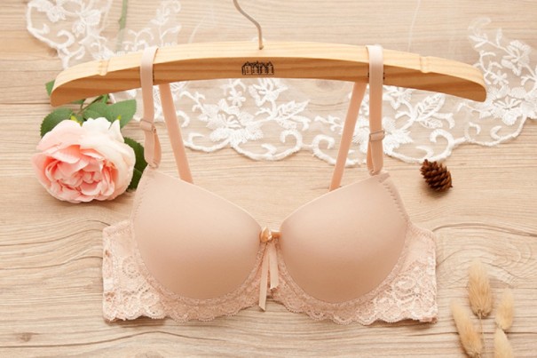 Sujetador de mujer decorado con encaje. beige 75B