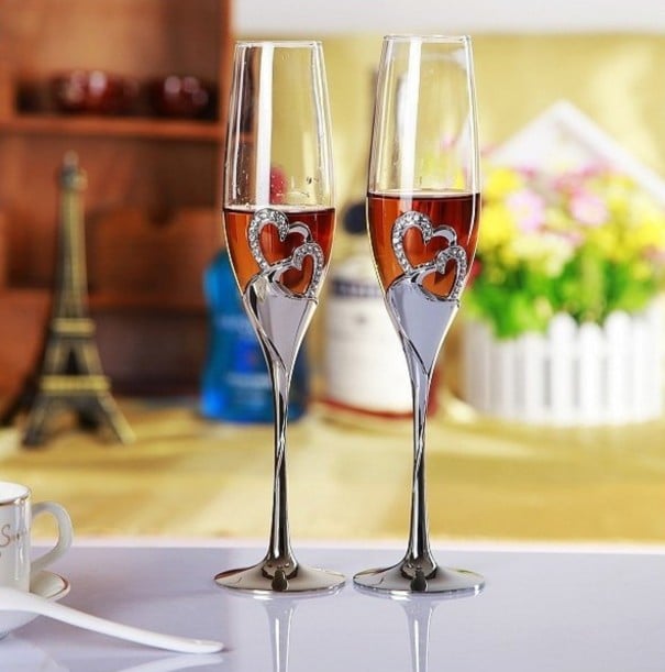 Svatební sklenice na sekt 2 ks Křišťálové skleničky se stříbřitou nožkou a srdíčky s kamínky Objem 200 ml Výška 26 cm Na svatbu a výročí 1