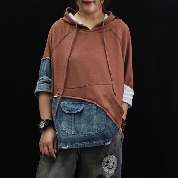 Sweatshirt feminina com inserção em denim castanho