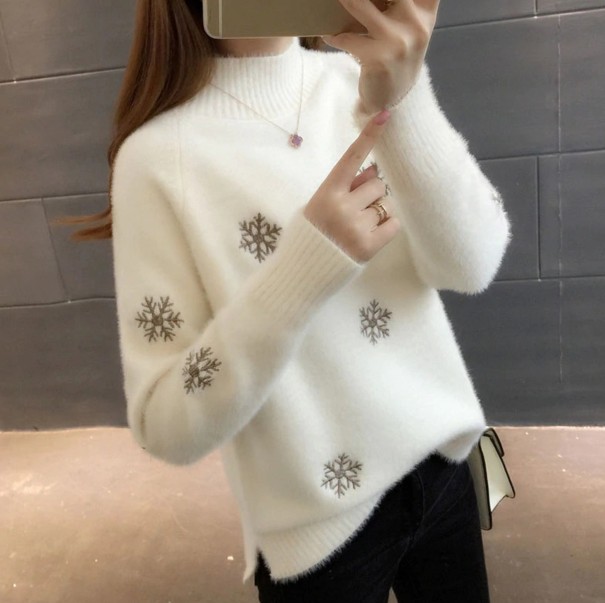 Sweter damski w płatki śniegu kremowy M