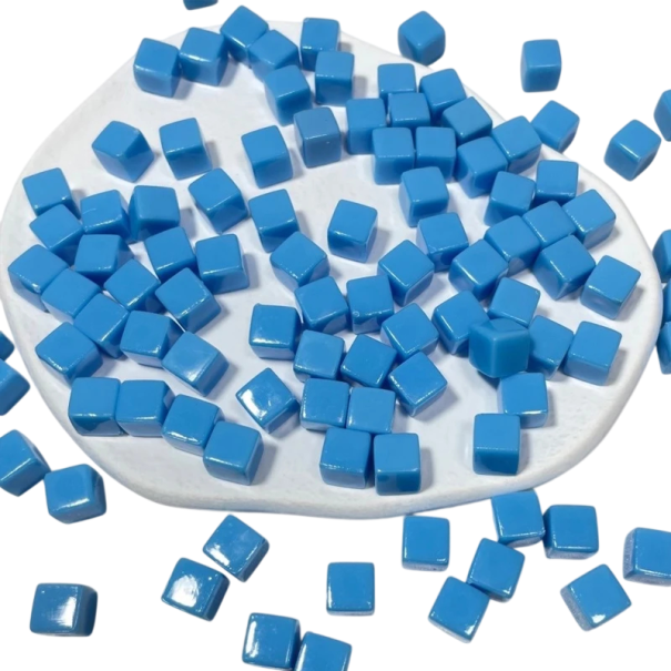 Színes dekorációs kockák 50 db 8 × 8 × 8 mm Átlátszatlan akril kockák egyszínű kivitelben logikai puzzle játékhoz világoskék