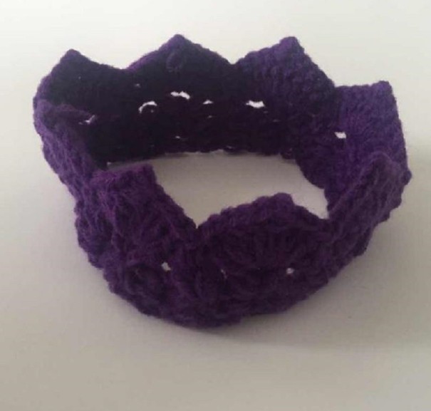 Szydełkowana korona dziecięca A475 ciemny fiolet