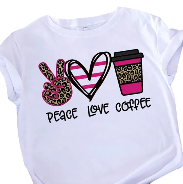 T-shirt blanc pour femme avec imprimé Peace Love Coffee. Haut élégant avec motif cœur café et léopard. Manches courtes. Design tendance et amusant pour femme. XS