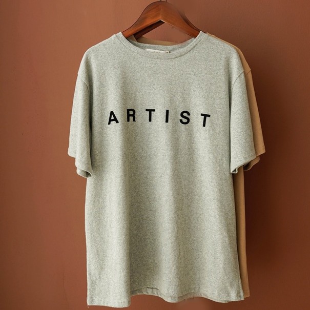 T-shirt feminina com estampado artist cinzento