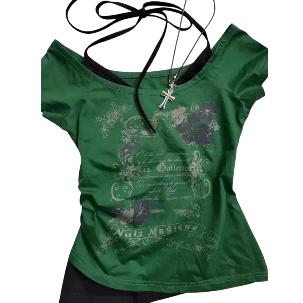 T-shirt femme double épaisseur avec imprimé Les Galeries. Décolleté ample aux épaules. Élégant haut superposé avec motif dentelle sur le devant. vert L