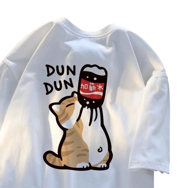 T-shirt med en tegneseriekat, der drikker limonade. Sjovt print DUN DUN. Sødt motiv til dyreelskere. Afslappet stil. Original gave. hvid S