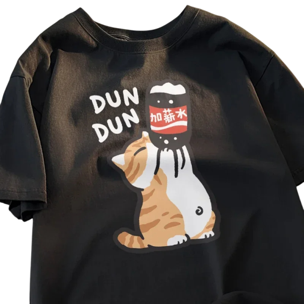 T-shirt med en tegneseriekat, der drikker limonade. Sjovt print DUN DUN. Sødt motiv til dyreelskere. Afslappet stil. Original gave. sort L