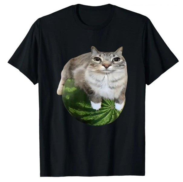 T-shirt med et print af en kat, der ligger på en vandmelon. Sjovt dyremotiv i 3D-realistisk design. Afslappet stil. Original gave til katteelskere. sort XS
