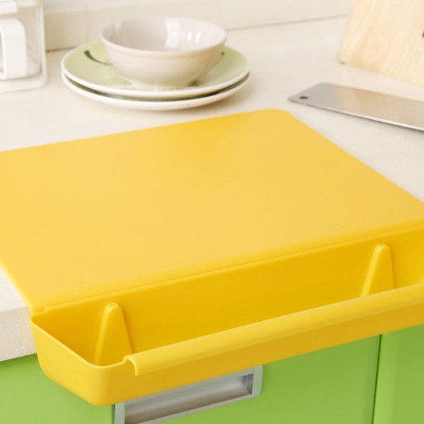 Tabla de cortar con cuenco amarillo