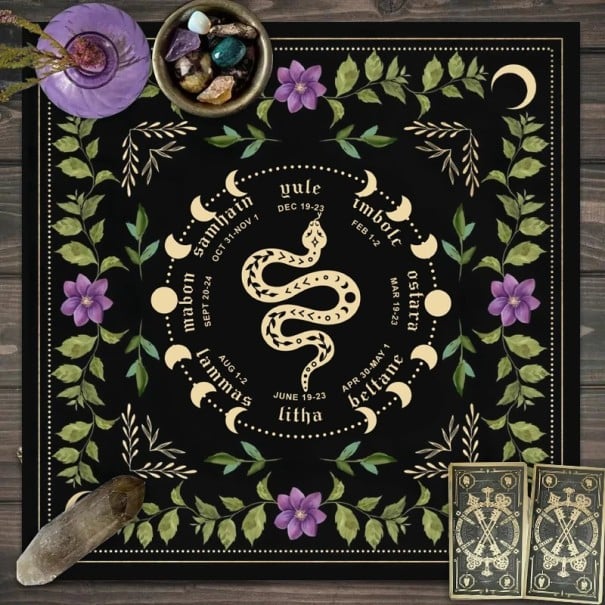 Tafelkleed met tarotmotieven 49 x 49 cm Zwarte tafelkleed met een slangmotief Esoterische en mystieke huisdecoratie 1