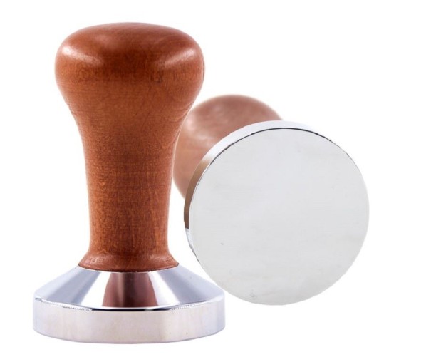 Tamper per caffè con manico in legno marrone