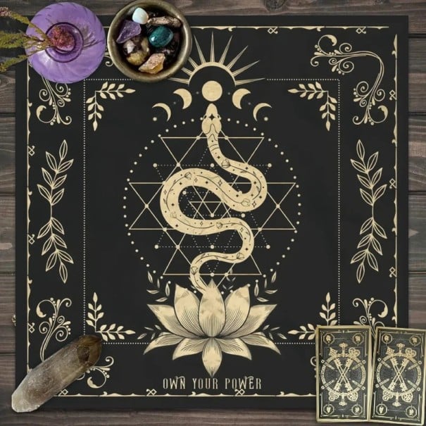 Tarot-aiheinen pöytäliina 75 x 75 cm Musta pöytäliina käärmeaiheella Ennustamiseen tarkoitettu koriste Alttari-pöytäliina Esoteerinen ja mystinen 1