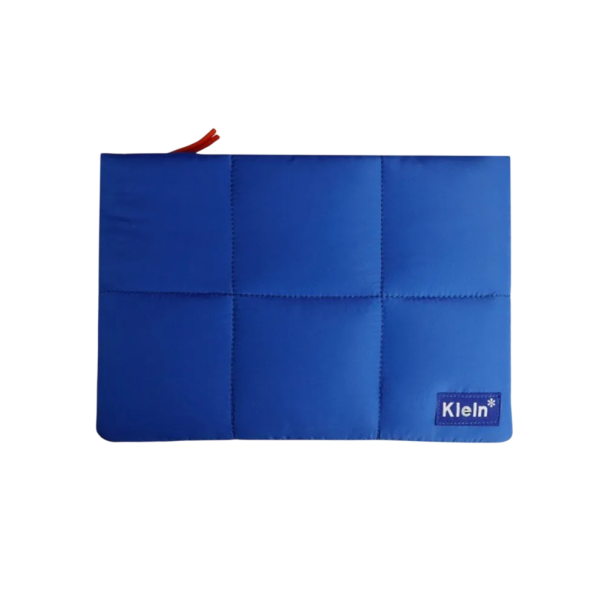 Taška na iPad 11 palců polstrované pouzdro 28 x 20 cm modré prošívané provedení se zipem a oranžovým tahátkem na tablet do batohu 1