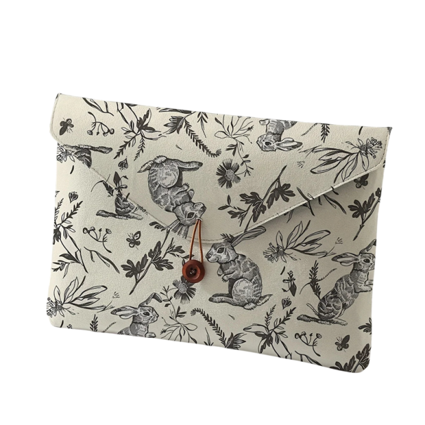 Taška na notebook obálkové pouzdro 36 x 25 cm s knoflíkem a gumičkou s motivem zajíců i rostlin na krémovém podkladu s plstěnou podšívkou 1