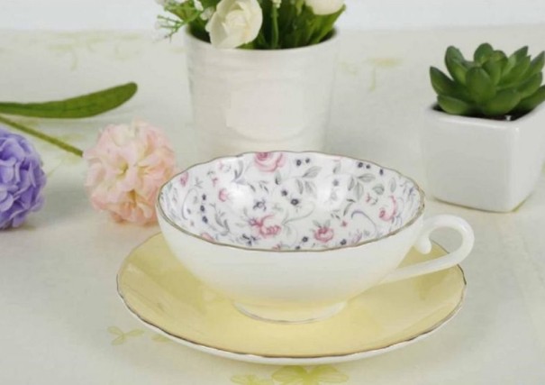 Tasse en céramique avec soucoupe C80 5