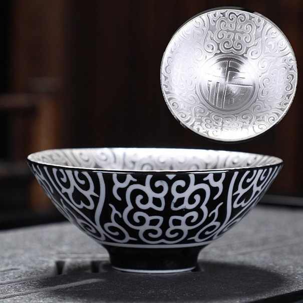 Taza de porcelana con adornos de plata. 1