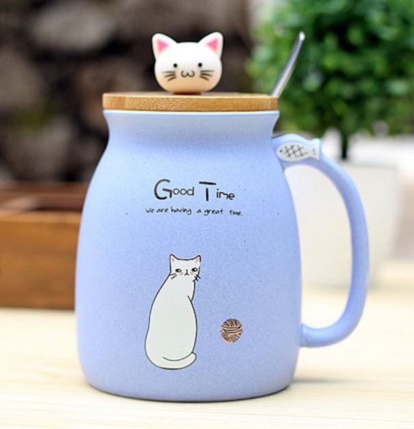 Taza y cuchara con un gato morado claro