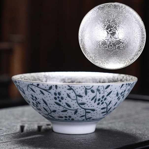 Tazza di porcellana con ornamenti argentati 2