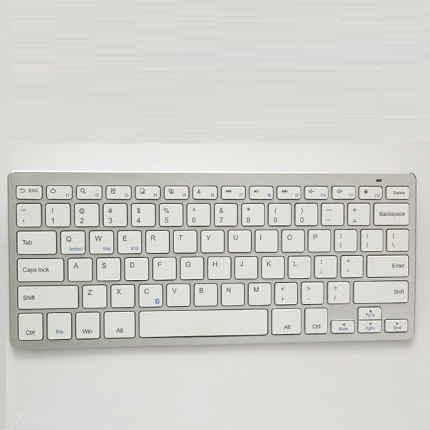 Teclado Bluetooth inalámbrico compacto sin sección numérica Teclas de membrana Funciona con baterías AAA Plástico plateado Dimensiones 28,5 x 12,1 x 1