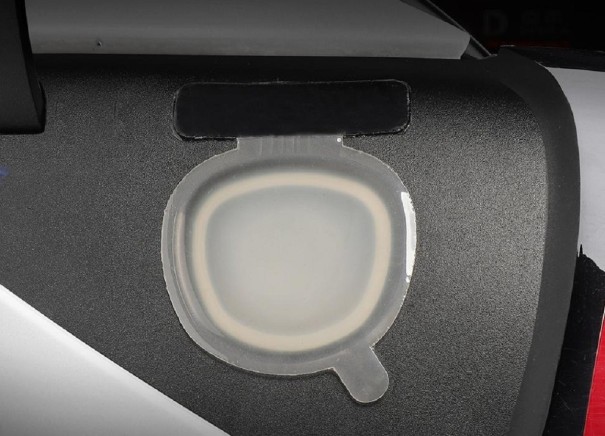 Tesla-sähköauton latausportin kansi valkoinen