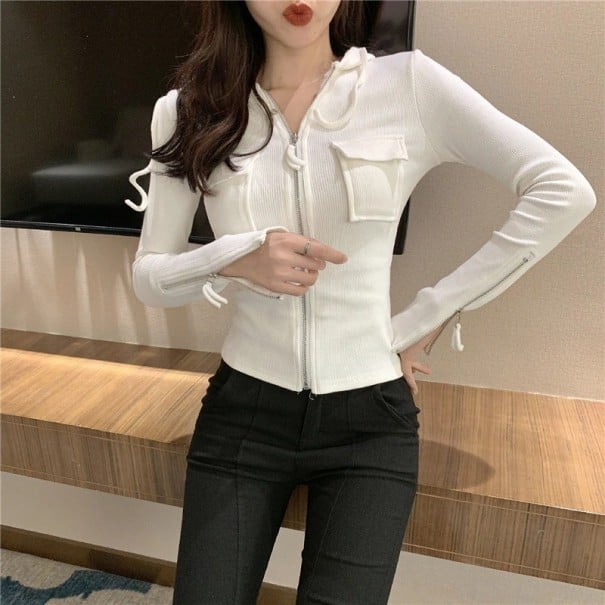Top da donna in maglia con maniche lunghe e cappuccio Vestibilità aderente Maglia a coste Zip lungo tutta la lunghezza Tasche sul petto bianco