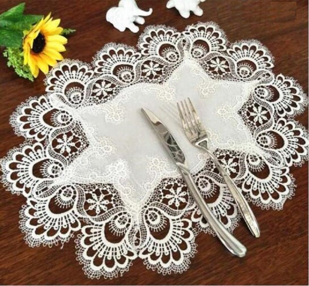 Tovaglietta con ornamento in pizzo 1
