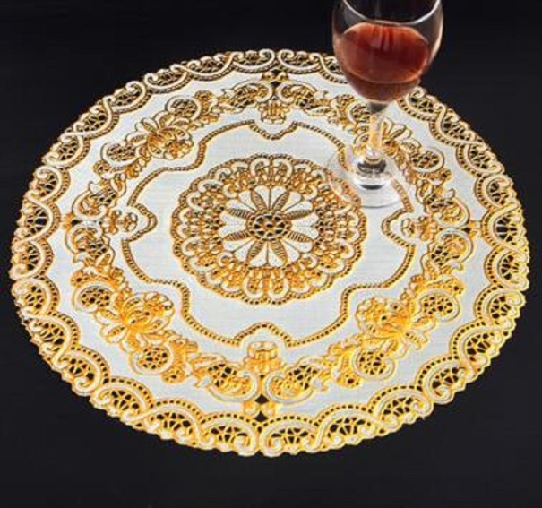 Tovaglietta in pizzo con ornamenti dorati 2