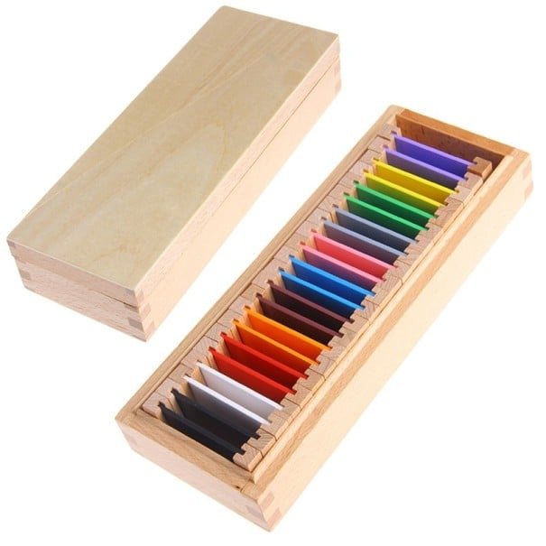 Træfarvede plader til børn i kasse med låg Sæt med 22 plader i 11 farver til genkendelse og parring Størrelse 23 x 8,7 x 4,6 cm 1