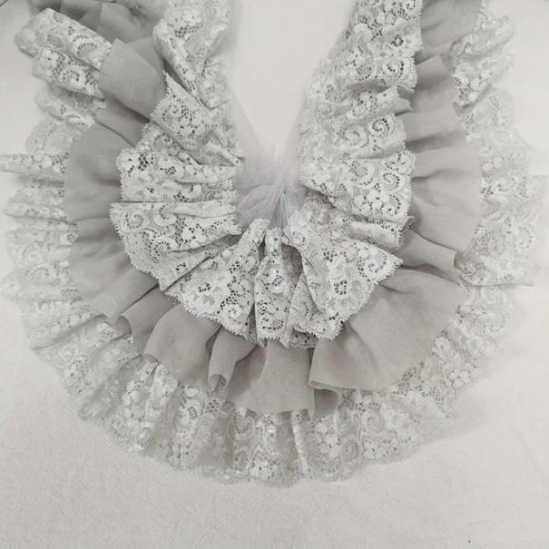 Tre-lags plisseret chiffon stof med broderi 91 cm bredde 10 cm Dekorativt flæsekant til syning dekoration af tøj tekstildekorationer grå