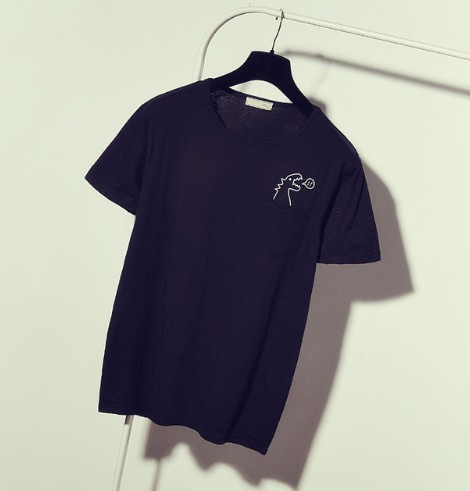 Tricou de damă cu un dinozaur deasupra buzunarului J1186 negru M