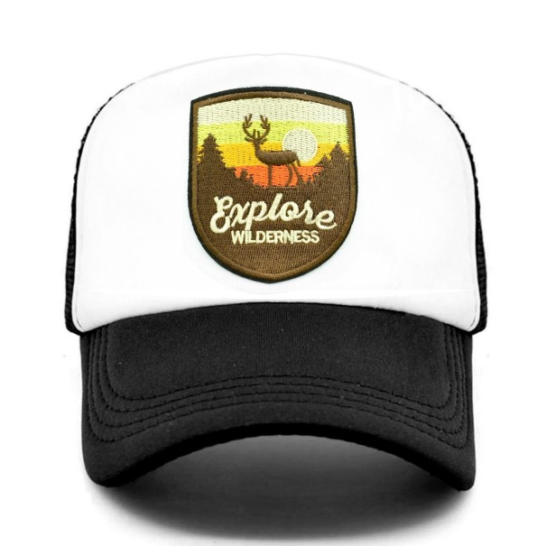 Trucker-lippis peurakuviolla musta