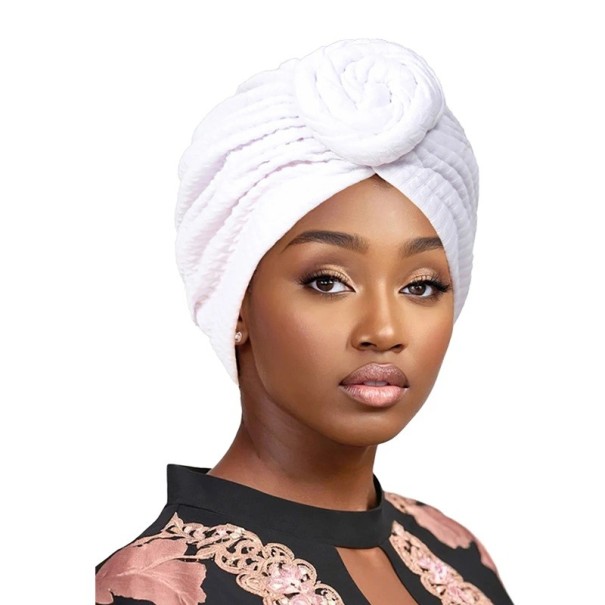 Turbante da donna con rosa decorativa 58 cm in poliestere con superficie arricciata per uso quotidiano e copertura dei capelli bianco