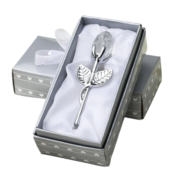 Umelá krištáľová ruža so strieborným stonkom 9 x 3 cm Darčeková krabička 3 x 5,5 x 12 cm Elegantná dekorácia pre dary a interiéry biela