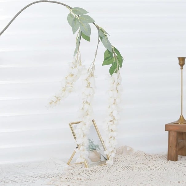Umělé závěsné květiny převislé dekorační větve 93 cm hedvábí pro svatby, interiér, slavobrány a stěnovou výzdobu bílá