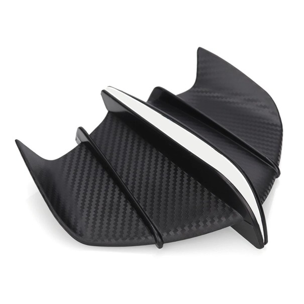 Uniwersalne aerodynamiczne skrzydła na owiewki motocykla 17,7 x 9,5 cm matowa czerń z wzorem karbonu boczne spoilery samoprzylepne montaż 1