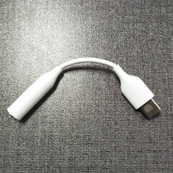 USB-C a 3,5 mm jack adapter fejhallgatók csatlakoztatásához USB-C csatlakozóval rendelkező eszközökhöz Rövid kábel sima felülettel fehér