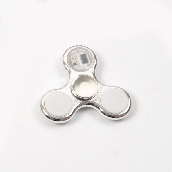 Valaiseva fidget spinner E46 hopeinen