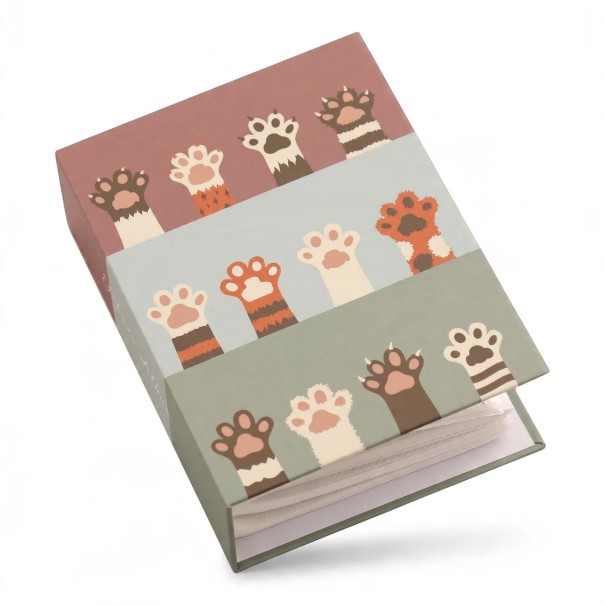 Valokuva-album 100 kuvalla kissan tassumotiviilla Koko 16,5 x 12,5 x 5 cm Kova PVC kansi Pastellivärit Perhekuville ja lahjaksi 1