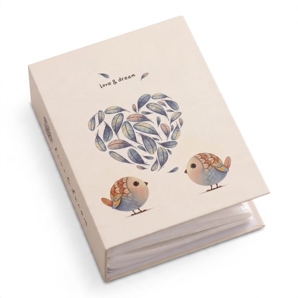 Valokuva-albumi 100 valokuvalle lintumotiivilla ja sydämellä Koko 16,5 x 12,5 x 5 cm PVC kansi Kermainen Perhekuville tai lahjaksi 1