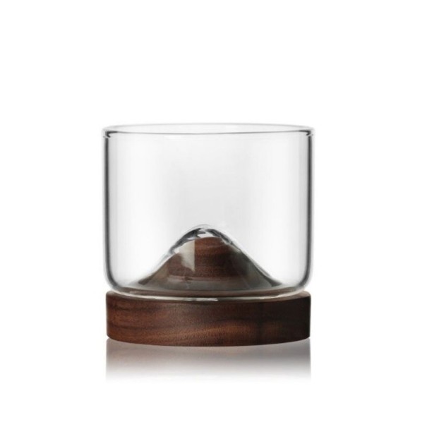 Vaso de whisky con soporte de madera. marrón oscuro