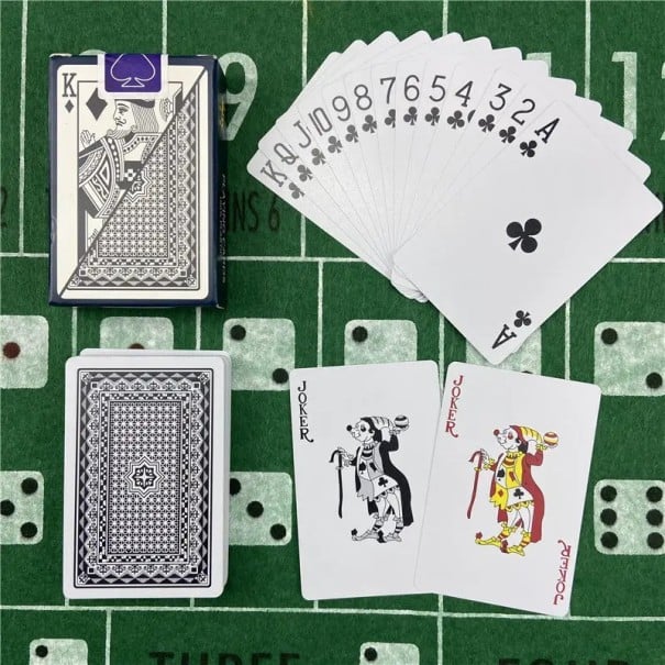 Vedenkestävä muovinen pelikorttipakka 54 kappaletta matalla pinnalla ja teemalla 6939 pokeriin ja jolleihin 58 x 88 mm musta