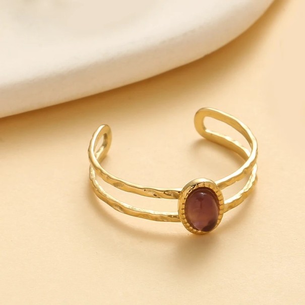 Verstellbarer Ring mit ovalem Stein 18,2 mm, reliefierte Fassung mit doppelter Linie, markantes natürliches Motiv lila