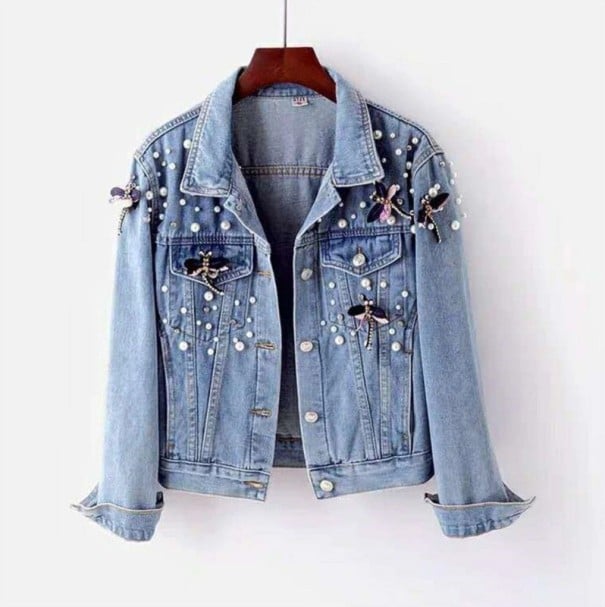 Veste en denim pour femmes ornée de perles et de libellules avec des pierres Poches poitrine à rabat Fermeture à boutons Bleu clair Polyester XS